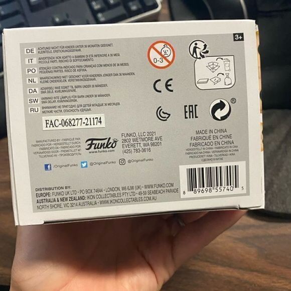 Alice in Wonderland 70th Anniversary Funko Pop! Queen of Hearts (w/ King) #1063 - Picture 8 of 9